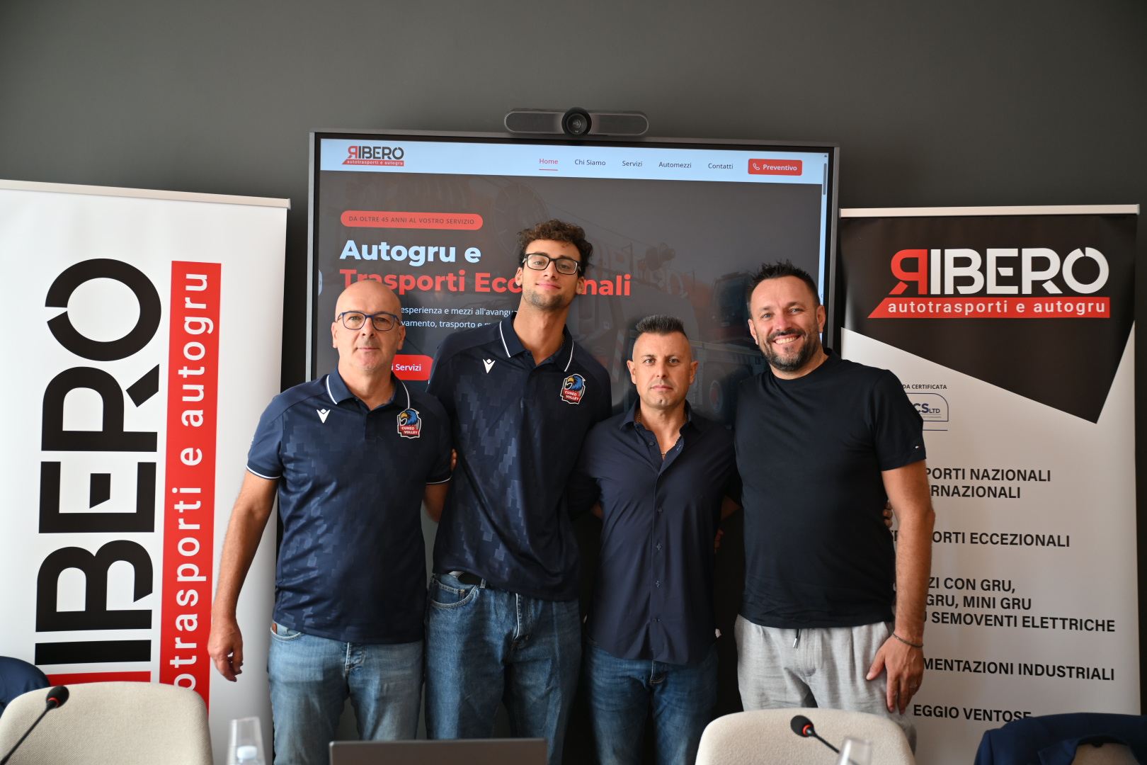 Bryan Argilagos tra il DS Brugiafreddo, il DG Bima e lo sponsor Ribero