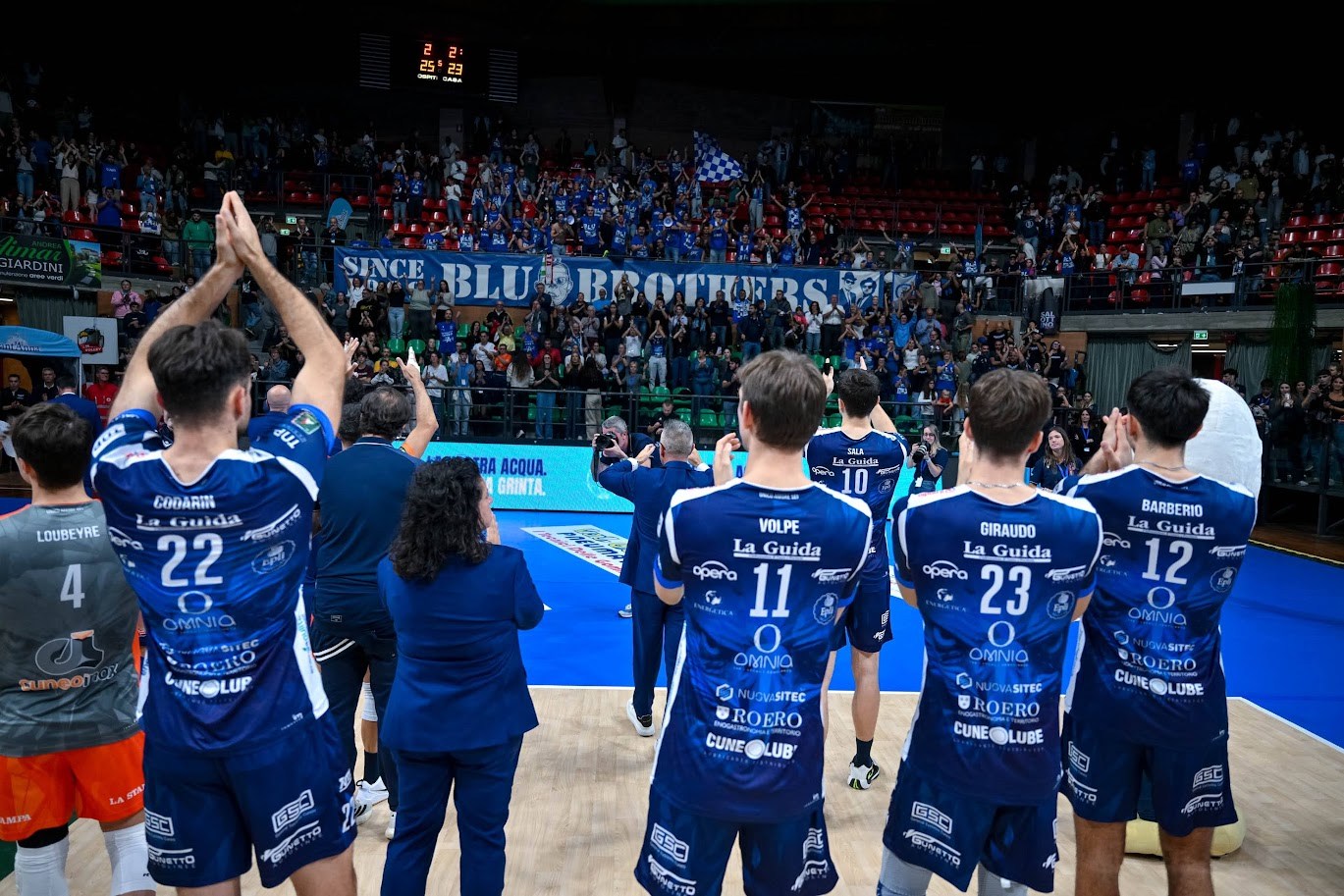 Il ringraziamento di giocatori e staff al grande pubblico di Cuneo dopo la partita con Perugia