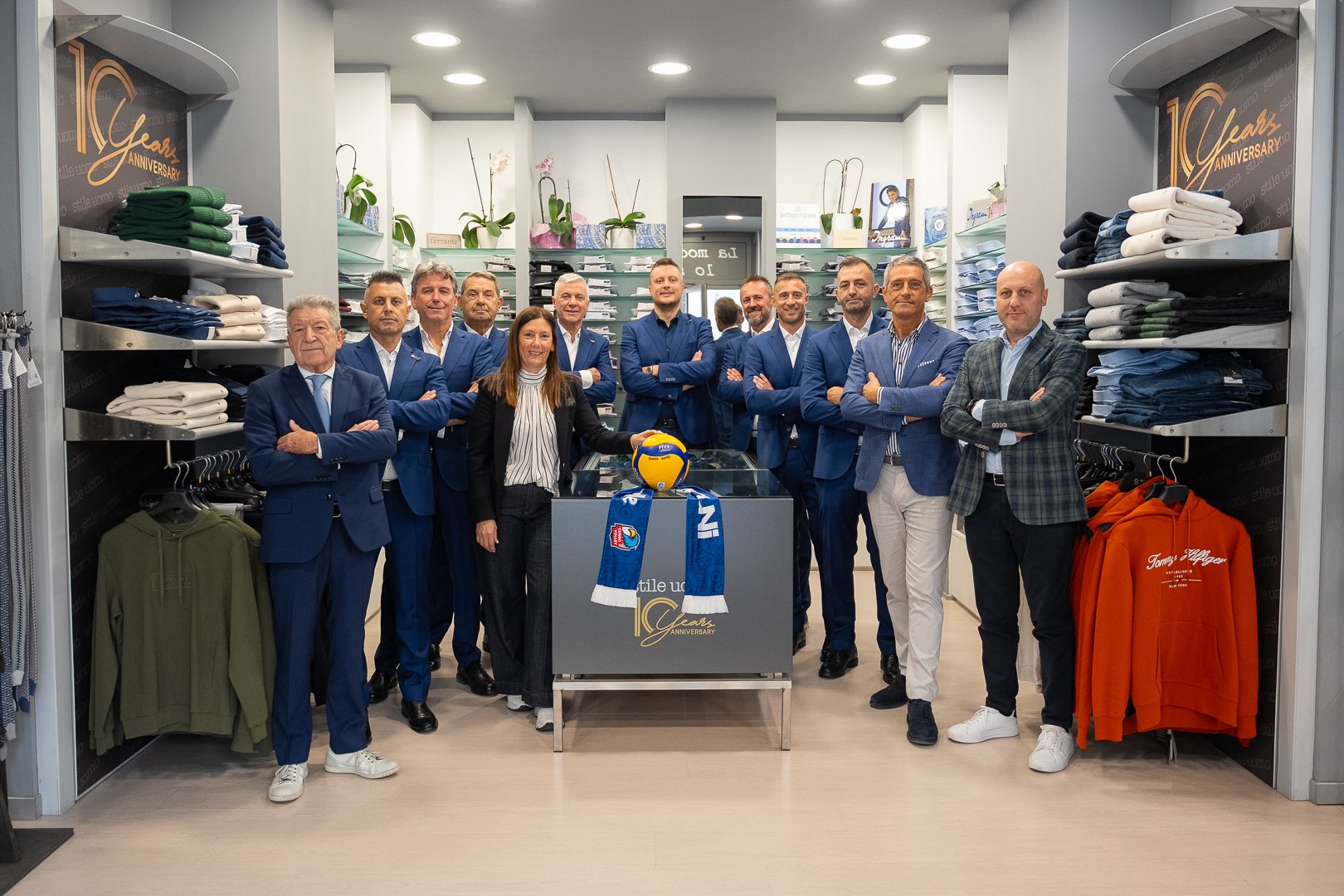 Il CdA di Cuneo Volley nel negozio dello sponsor Stile Uomo 