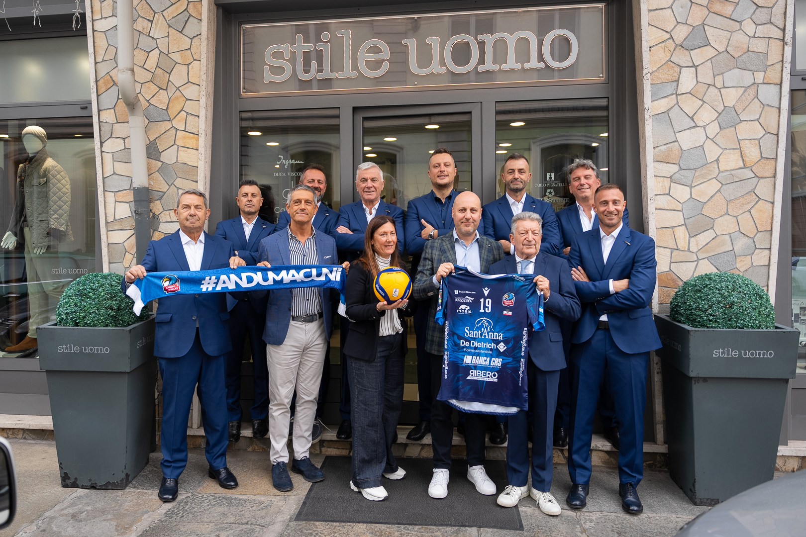 I membri del CdA di Cuneo Volley all'esterno di Stile Uomo