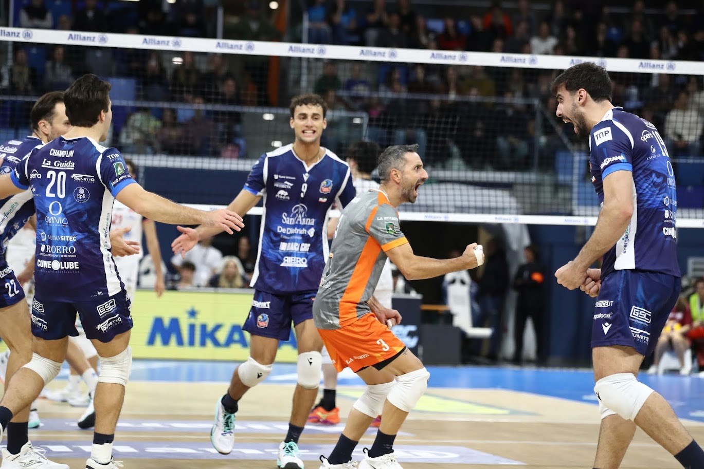 La grinta dei cuneesi nella partita di Milano 